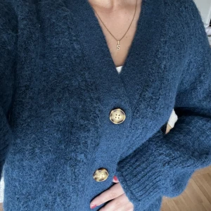 Kofta - Säljer oanvänd stickad kofta från Zara, väldigt skön! Köparen står för frakten🥰