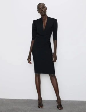 Snygg rynkad fodral klänning svart - Svart klänning rynkad midja. Puffärmar. Super snygg o klassisk. Mycket smickrande på kroppen . Helt ny med prislappar kvar . Storlek medium 