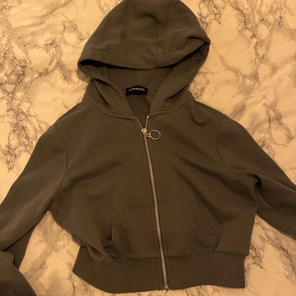 Olivgrön kort zip hoodie från Even&Odd. Vet ej storlek men skulle gissa på XS-S. Hoodies.