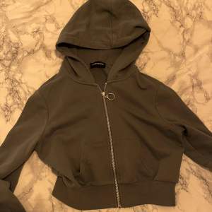 Olivgrön kort zip hoodie från Even&Odd. Vet ej storlek men skulle gissa på XS-S