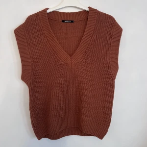 Stickad väst  - Superfin väst perfekt till hösten och vintern. Storlek S men passar även en M 