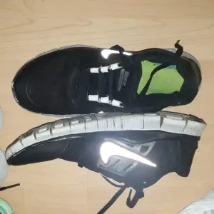 Nike skor, storlek 40, finns stenar under den som går att tas bort 