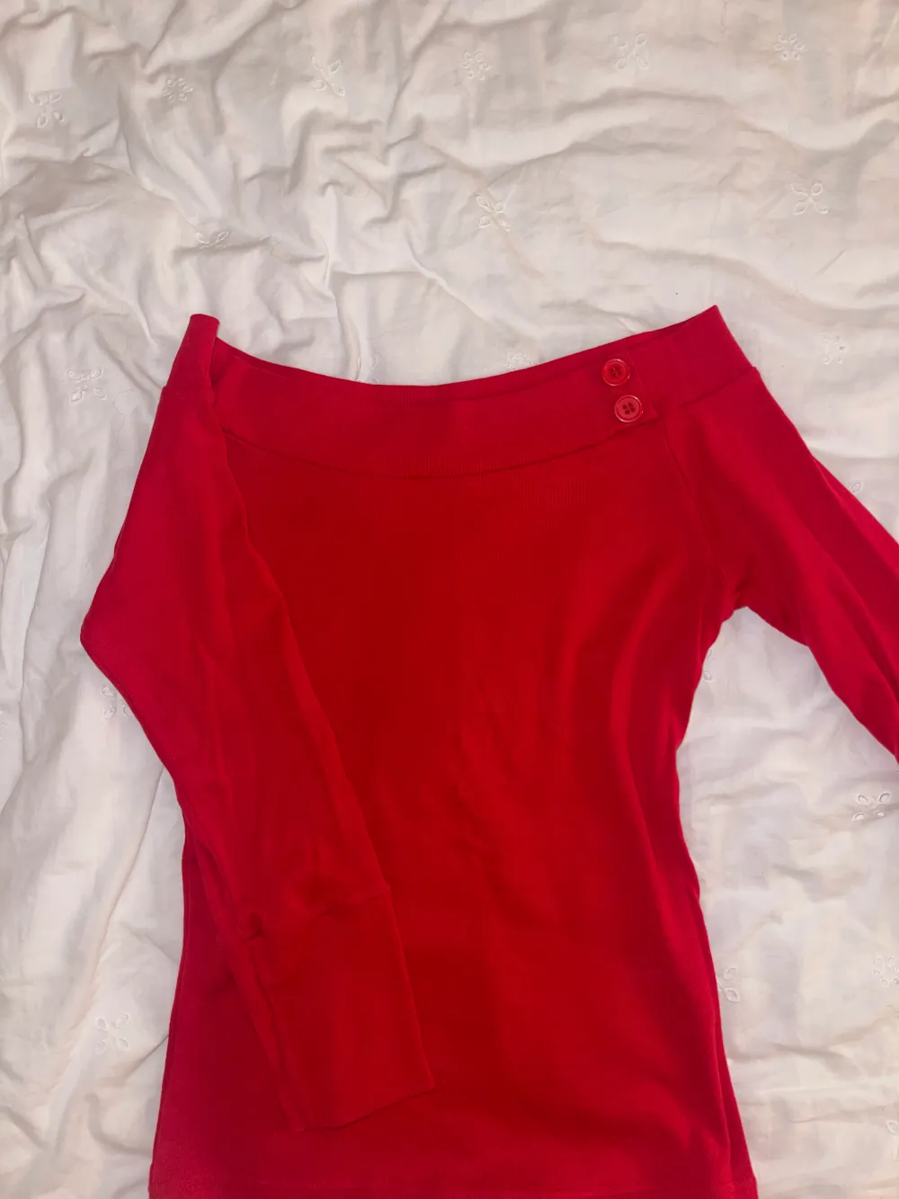 En röd off shoulder tröja från hm i storlek 36-38. Skriv för fler bilder jag fixar💞. Toppar.