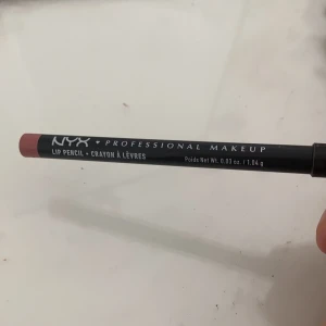 Nyx läppenna  - Läppenna från nyx i färgen nude pink. Testad en gång, men inte min färg. 