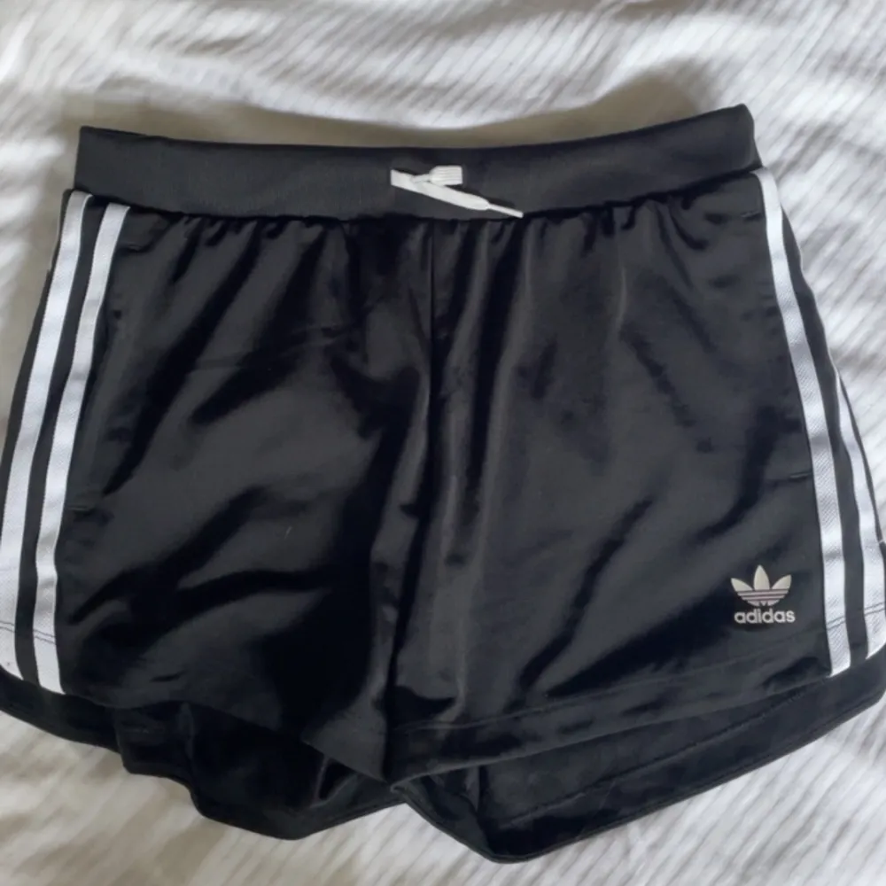 Ett par svarta adidasshorts, i storlek Xs. Knappt använda, frakten står av köparen!. Shorts.