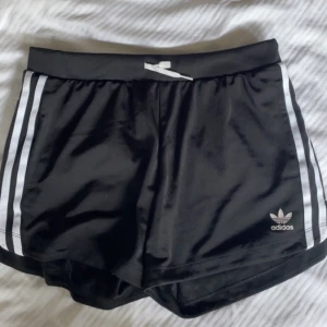 Adidas shorts - Ett par svarta adidasshorts, i storlek Xs. Knappt använda, frakten står av köparen!