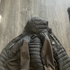 Sail racing jacka - Sail racing jacka i använt skick men en väldigt fin jacka, var ett par små hål i jackan men inget som märks. Storlek 170 men passar S