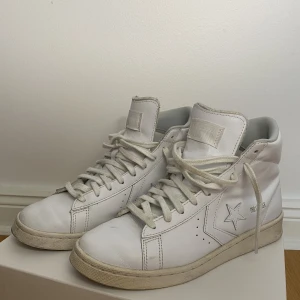 Snygga skor - Säljer mina snygga Converse i läder. Sulorna är lite smutsiga men annars ör dom felfria. Stjärnor på vardera sida och liten guldig detalj.
