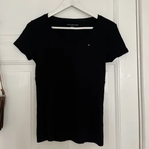 Tommy Hilfiger tröja  - Säljer denna tröja då den inte längre kommer till användning! Hör av dig vid frågor 🖤🖤Det är v-neck på tröjan!