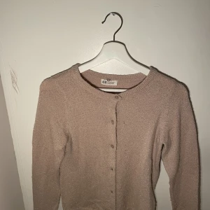 Hm kofta - Säljer min rosaglitriga kofta som är lite nopprig men annars i fint skick