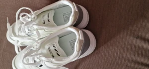 Skor - Jag hör ett par dam skor. Det står storlek 41 fast jag tro att det är som storlek som 40. 