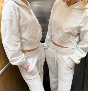 Alobha lable mjukissett - Jag säljer mitt mjukis sett från alobha lable då det tyvärr inte kommer till användning. Jag säljer tröjan för 300 kr(np: 400kr)och byxorna för 600 kr(np: 700kr)man kan köpa de var för sig eller hela setet för 800 kr!💞Det är knappt använd och i nyskick!😊