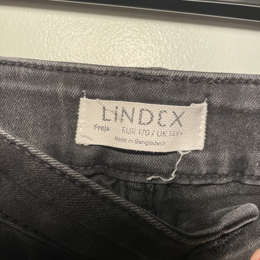 Säljer mina boot cut lågmidjade jeans och stretchiga som är lite urtvättade. Jeans & Byxor.