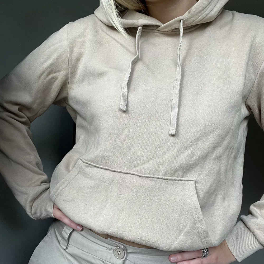 En hoodie i beige som tyvärr är för liten för mig, från h&m i storlek XS☺️. Hoodies.