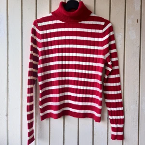 Candy cone turtleneck - The red is deeper irl than in the photos. A bit small for XL, better fits M-L. Sleeves are longer than normal, body is shorter. Length from the shoulder 57 cm/shoulder width 38/underarm width 46/sleeve length from the underarm 48/collar height (folded) 9.