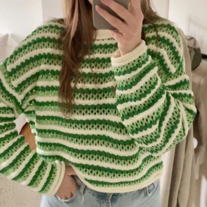 Stickad hålig tröja - Färgglad stickad tröja💚Knappt använd och bra kvalitet. Bekväm med bra längd i armarna.