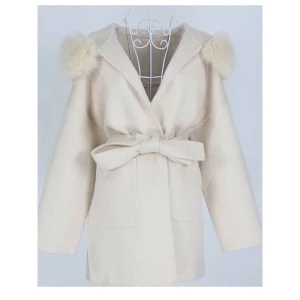 beige kappa med äkta päls - Beige kappa med äkta päls, skulle kunna tänka mig byta mot en svart likadan i strl S