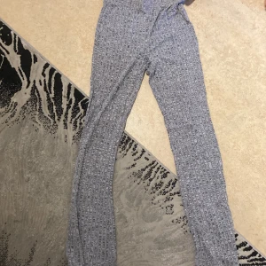 Utslängda gråa byxor - Tunna gråa utslängabyxor 