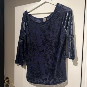 Sammet tröja - Oanvänd sammet tröja, jätteskönt material och tunn, storlek XL men passar mig som är S också beror på hur man vill att den ska sitta💗 50kr+ frakt