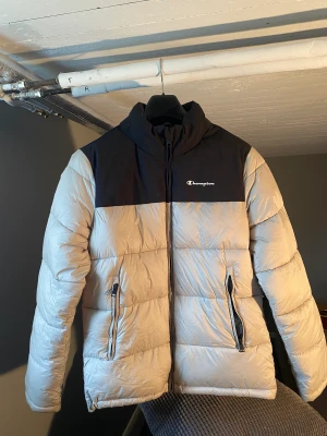 Champion jacka - En riktigt skön och var vinterjacka från Champion. Använd en sesong så är väldigt bra skick. Nypris 900