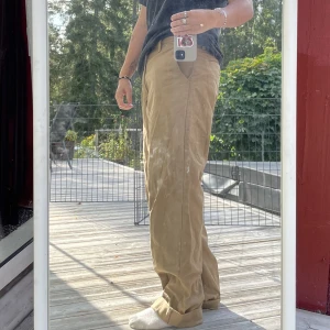 Vans chinos loose fit - Vans byxorna är enbart använda ett fåtal gånger och är i super skick☺️