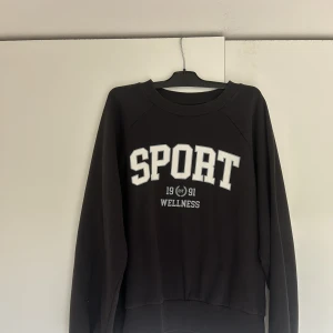sweatshirt - Jättefin sweatshirt som aldrig är använd. 