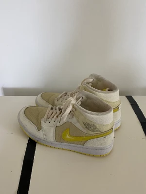 Nike Air Jordan  - Nike Air Jordans i vit och gul 🤍💛 Välanvända men hela och i gott skick.