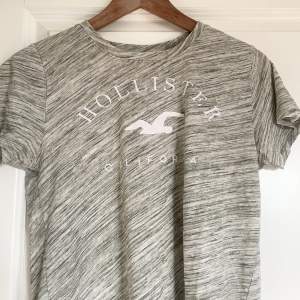 T-shirt från Hollister, sällan använd och fint skick!!