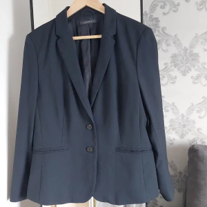 Kavaj från Esprit - Säljer min favorit kavaj pga att den är alldeles för stor efter vikt nedgpng så välanvänd men i fint skick. Den har absolut mer att ge.