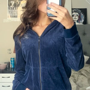 Hoodie med dragkedja och stenar💋 - Juicy couture liknande hoodie 🛐