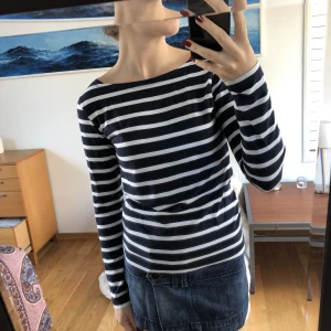 Randig tröja - Säljer min snygga peak performance tröja i nyskick💙jättefin bred urringning💙säljer pga att den inte kommer till användning 