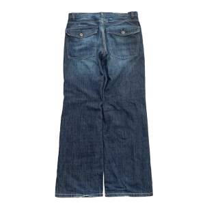 Jeans från calvin klein utmärkt skick inga defekter.  Mått: ytterben 101 benöppning 24 midja 42