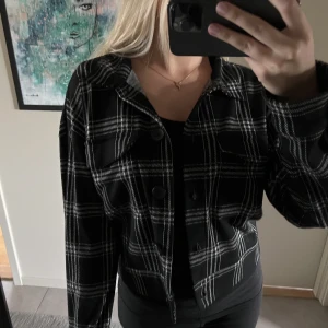 Jacka - Säljer denna jättecoola tunna jackan/ koftan💗 fint skick!