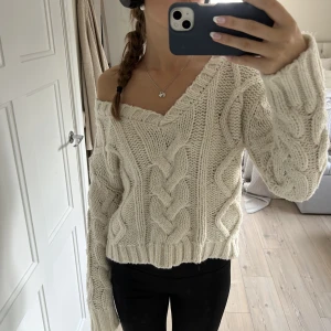 Beige stickad tröja  - Tjock och varm stickad tröja i storlek s/m