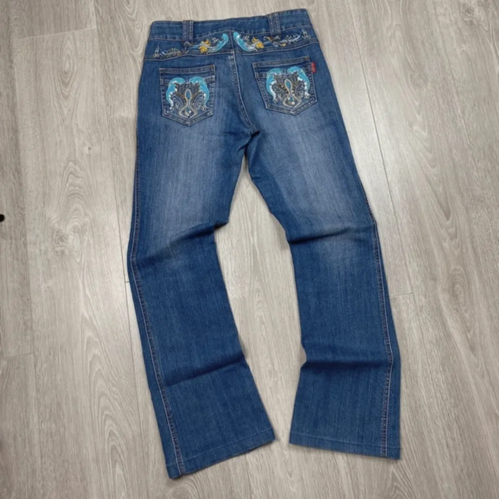 Säljer dessa urcoola secondhand jeans, detaljer på både framsida och baksida. De är stretchiga i materialet så skulle säga att de pssar allt från 36-40❣️. Jeans & Byxor.