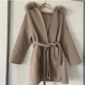 Beige kappa - En beige kappa i nyskick. Passar även xs / m. Vid snabb och smidig affär kan priset förhandlas lite. Köpt för 3000kr. Knappt använd, den är i mycket bra skick. 