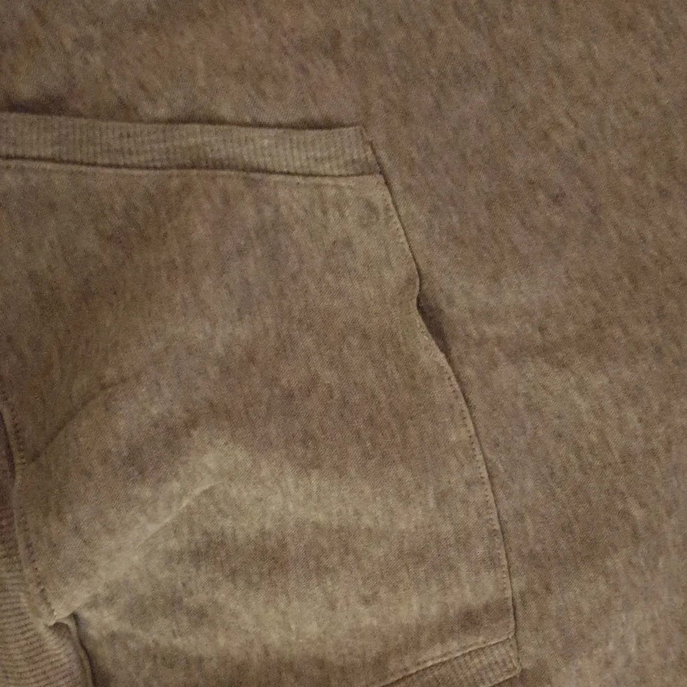 Stussy hoodie ganska nyligen köpt men användes ej alls. Däremot kan man se ett hål i fickan (andra bilden) förutom det är den rätt okej skick. Storleken är L men lutar mer åt M skulle jag tro :) (obs, pris diskuteras!) . Tröjor & Koftor.
