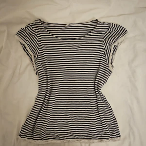 T-shirt med spets detaljer  - Randig t-shirt med spets detaljer från Uniqlo. Ingen stretch. Jättesöt Gammal t-shirt. Jag som har storlek S-M tycker att den är lite liten i ärmarna. Tröjan sitter inte så tight men är jättesöt med spets detaljerna.💕