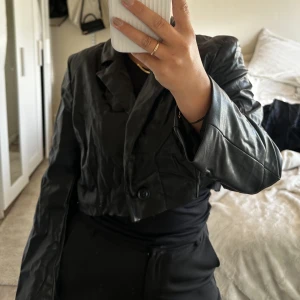 SKINN BLAZER - skinn blazer som är croppad från hm