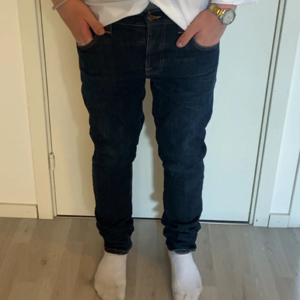 Säljer ett par riktigt feta nudie jeans i modellen grim Tim. De är i väldigt bra skicka förutom lite repor i ena bakfickan, men de e knget som märks. Storlek 33/34. . Jeans & Byxor.