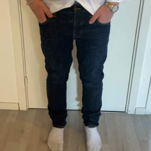 Säljer ett par riktigt feta nudie jeans i modellen grim Tim. De är i väldigt bra skicka förutom lite repor i ena bakfickan, men de e knget som märks. Storlek 33/34. 
