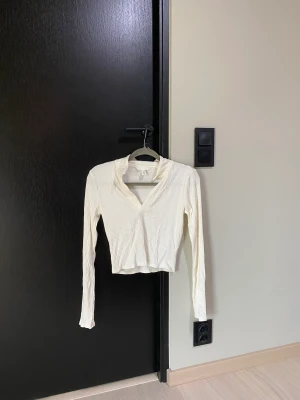Vit långärmad tröja - Vit långärmad tröja ifrån HM i storlek Xs. Aldrig använd, 70kr