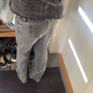 Mörkgråa/svarta jeans från weekday i modellen arrow. De är lite slitna längst nere vid fötterna o har en liten slitning på ens bakfickan. Säljer pga att jag inte längre använder de. Bara att skriva för fler bilder eller frågor💗