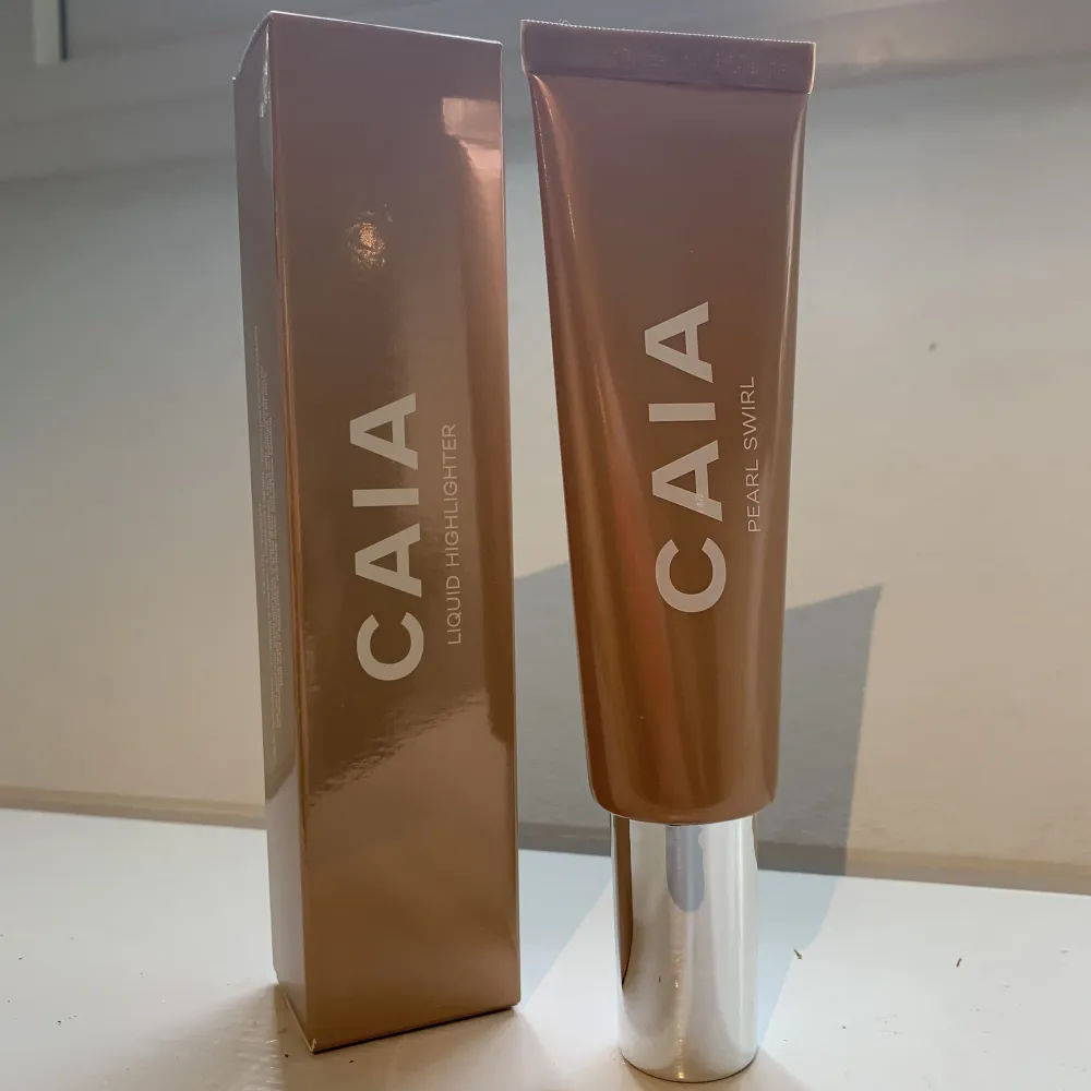 Caias Liquid highlighter i färgen Pearl Swirl - endast testad 2 gånger - ca 98% produkt kvar - Ordinarie pris 295kr. Övrigt.