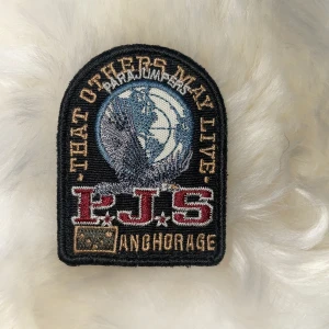 Pjs märke - Äkta parajumpers märke för er som förlorat orginalet. Den är helt ny och oanvänd.