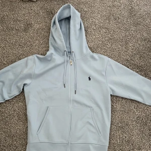 Ralph lauren hoodie - Säljer denna skit feta ralph lauren zip hoodien. Sjukt bra skick. Det är bara att skriva om ni har några funderingar eller vill ha fler bilder. Kan mötas i sthlm.