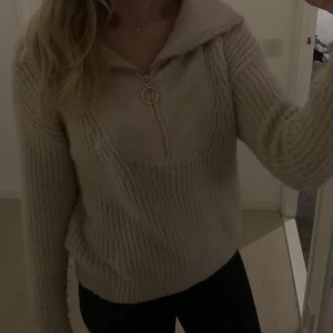 Stickad tröja med dragkedja  - Stickad tröja från JDY, med dragkedja. Den är i fint skick. Nypris 449, säljer för 199