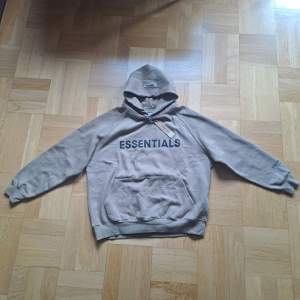 En Essentials hoodie i färgen khaki, den är storlek S och är helt oanvänd. Skickas eller möts upp i Stockholm. Pris kan diskuteras vid snabb affär.