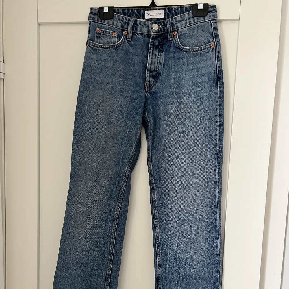 Hål i sidan/Bak, utöver det i bra skick. Har ett liknande par ute i storlek 38. Jeans & Byxor.