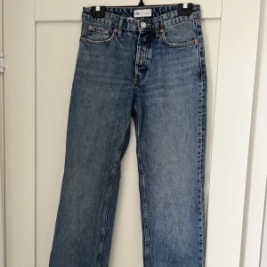 Zara Jeans - Hål i sidan/Bak, utöver det i bra skick. Har ett liknande par ute i storlek 38